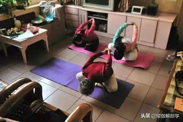 77歲瑜伽奶奶苦練瑜伽11年,開班授課分文不取:我要那麼多錢幹嘛
