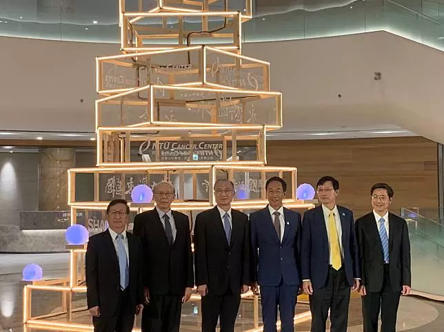 台大癌醫中心落成　郭台銘自稱最有福　曾馨瑩攜妞妞出席