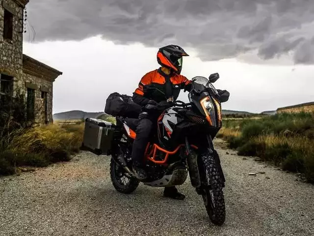 愛騎摩托車的高個子騎手看過來 這5款摩托車絕對符合你的要求