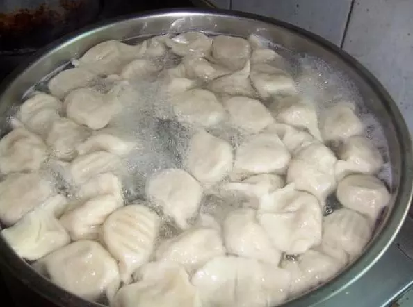 煮餃子時,別只用清水了,往水裡加3樣「東西」,口感香嫩,餃皮不破不粘!
