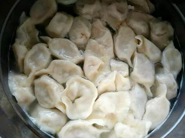 煮餃子時,別只用清水了,往水裡加3樣「東西」,口感香嫩,餃皮不破不粘!