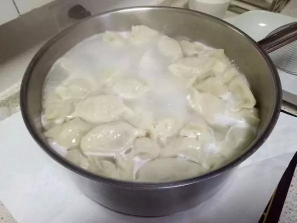 煮餃子時,別只用清水了,往水裡加3樣「東西」,口感香嫩,餃皮不破不粘!
