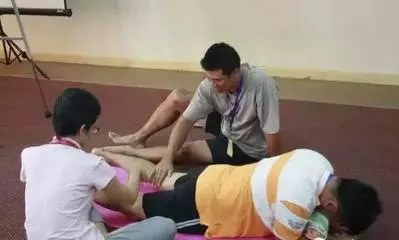 每天拍打這個部位,疏通全身經絡,3天後開始【排黑便】,30天後身體更好了!
