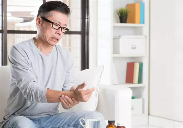 這種珍惜的藥材,手腳麻木要吃,不明頭痛要吃,肝不好要吃,防心梗更要吃!