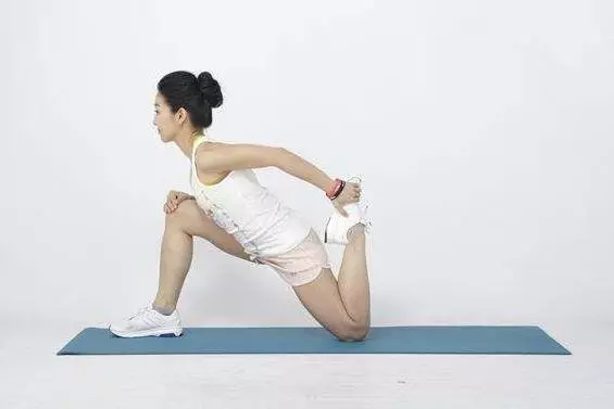脖子上的【富貴包】越長越大?教你3個小動作【自我治療】,富貴包慢慢變小!