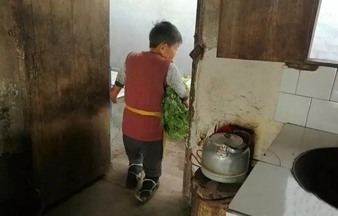 75歲無手無腳老人「跪著照料105歲老母親」感動網友「她是我媽,是她生我養我的」