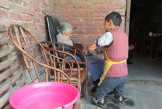 75歲無手無腳老人「跪著照料105歲老母親」感動網友「她是我媽,是她生我養我的」