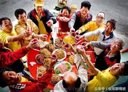 周末回家吃飯,媽媽「說完話」我默默的放下筷子,起身離開了
