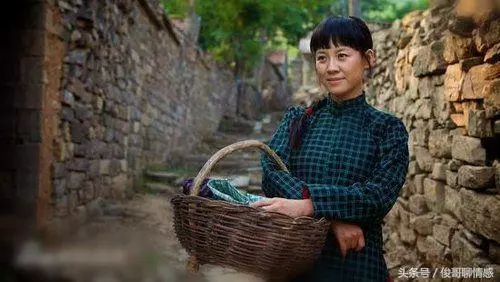 春節和媳婦一起回老家接媽媽,到家就給她一巴掌,不想過可以滾