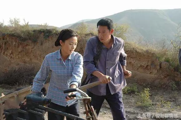 媳婦懷孕回娘家,接到丈母娘的電話,我當著母親的面掀翻了桌子