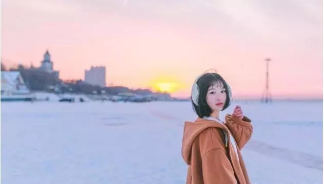 父親再婚,女兒離家十年未歸,結婚前回家拿戶口本,推開門愣住了