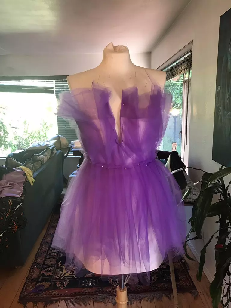女高中生「畢業舞會前一晚」突然決定DIY禮服!只花500元打造「紫色浪漫花瓣禮服」被讚爆:1萬我也買