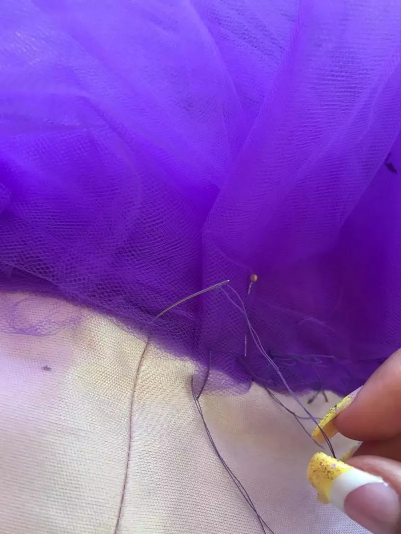 女高中生「畢業舞會前一晚」突然決定DIY禮服!只花500元打造「紫色浪漫花瓣禮服」被讚爆:1萬我也買