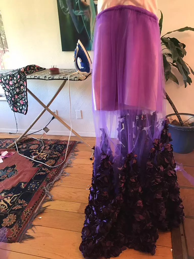 女高中生「畢業舞會前一晚」突然決定DIY禮服!只花500元打造「紫色浪漫花瓣禮服」被讚爆:1萬我也買