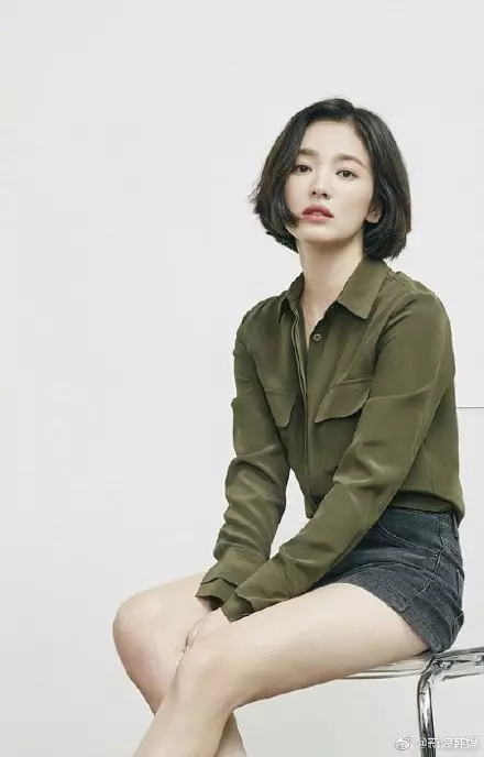 辣出新高度!宋慧喬「搭上小12歲鮮肉」被酸超不搭 穿熱褲「直逼大腿根部」酸民服了:看不出37歲❤
