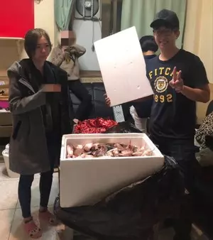 聖誕驚喜變驚嚇!她玩交換禮物「一打開飄出濃濃腥味」臉秒綠掉 網友卻讚翻:這箱抽到賺到