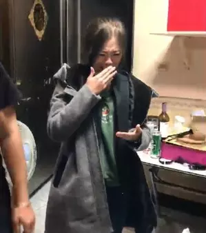 聖誕驚喜變驚嚇!她玩交換禮物「一打開飄出濃濃腥味」臉秒綠掉 網友卻讚翻:這箱抽到賺到