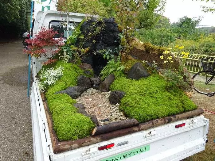 日本職人DIY「園藝卡車」爆紅國際!用後車箱當花盆「整座庭院載著趴趴走」路人見到都叫好