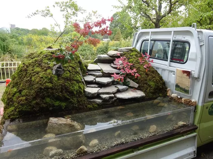 日本職人DIY「園藝卡車」爆紅國際!用後車箱當花盆「整座庭院載著趴趴走」路人見到都叫好