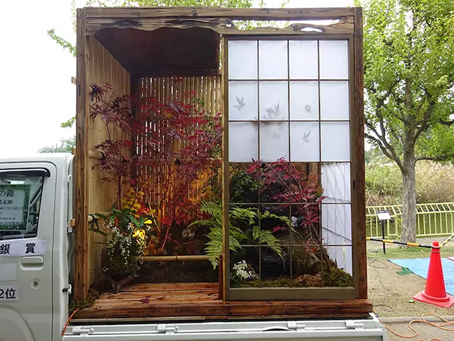 日本職人DIY「園藝卡車」爆紅國際!用後車箱當花盆「整座庭院載著趴趴走」路人見到都叫好