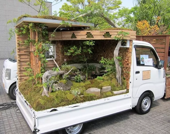 日本職人DIY「園藝卡車」爆紅國際!用後車箱當花盆「整座庭院載著趴趴走」路人見到都叫好
