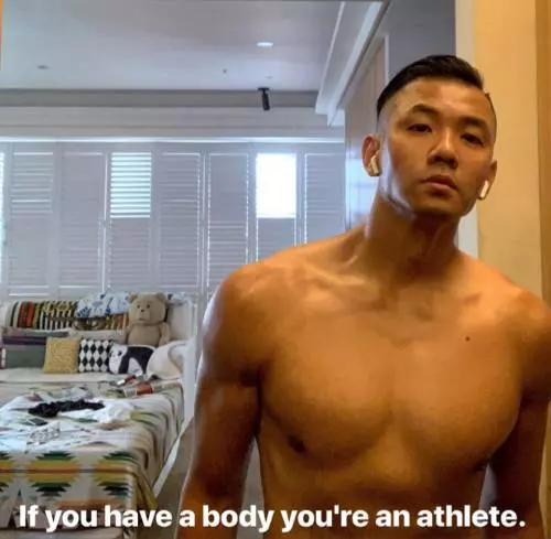不像41歲大叔!黑人狂減10KG「瘦到跑出螞蟻腰」 往下一看網友傻眼:「不看臉根本女人!」