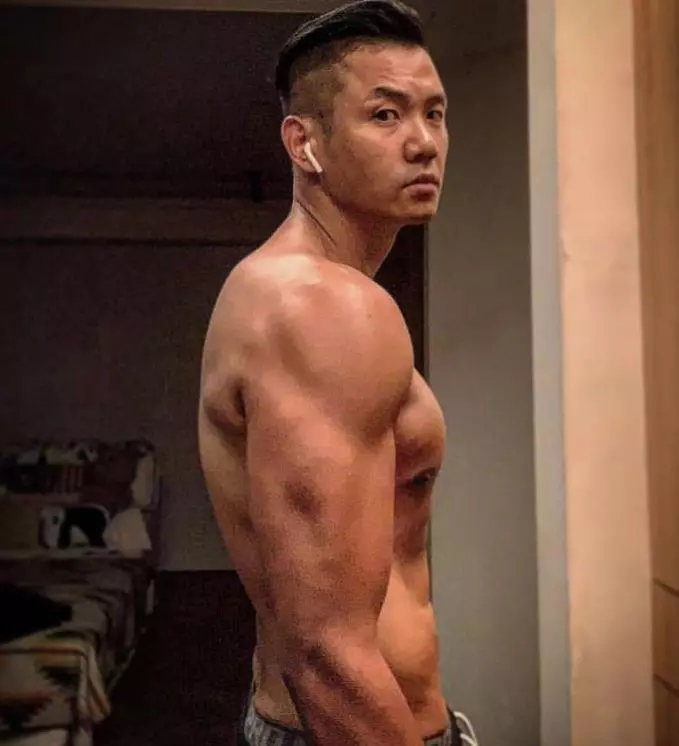 不像41歲大叔!黑人狂減10KG「瘦到跑出螞蟻腰」 往下一看網友傻眼:「不看臉根本女人!」