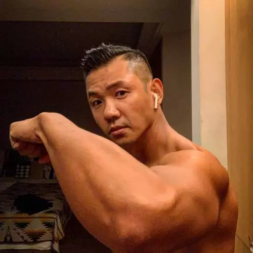 不像41歲大叔!黑人狂減10KG「瘦到跑出螞蟻腰」 往下一看網友傻眼:「不看臉根本女人!」