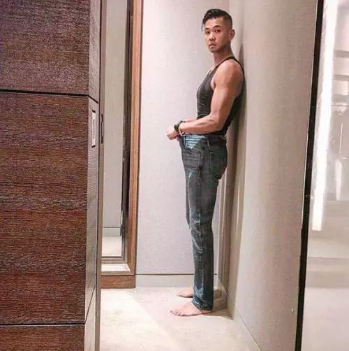 不像41歲大叔!黑人狂減10KG「瘦到跑出螞蟻腰」 往下一看網友傻眼:「不看臉根本女人!」