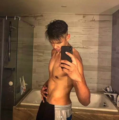 不像41歲大叔!黑人狂減10KG「瘦到跑出螞蟻腰」 往下一看網友傻眼:「不看臉根本女人!」