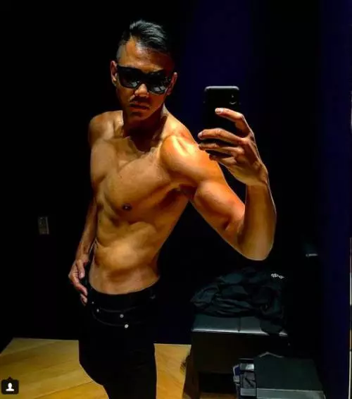 不像41歲大叔!黑人狂減10KG「瘦到跑出螞蟻腰」 往下一看網友傻眼:「不看臉根本女人!」