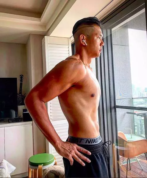 不像41歲大叔!黑人狂減10KG「瘦到跑出螞蟻腰」 往下一看網友傻眼:「不看臉根本女人!」