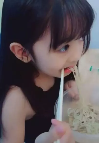 又想騙我生女兒!大眼小蘿莉「有好吃的就笑開懷」 吃完抬頭放電網融化:要吃什麼都買給你~