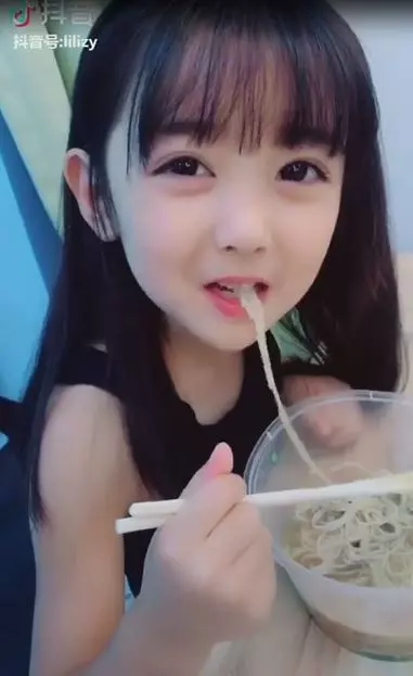 又想騙我生女兒!大眼小蘿莉「有好吃的就笑開懷」 吃完抬頭放電網融化:要吃什麼都買給你~