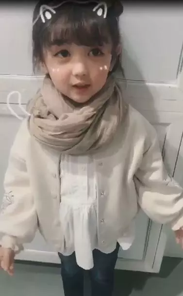又想騙我生女兒!大眼小蘿莉「有好吃的就笑開懷」 吃完抬頭放電網融化:要吃什麼都買給你~