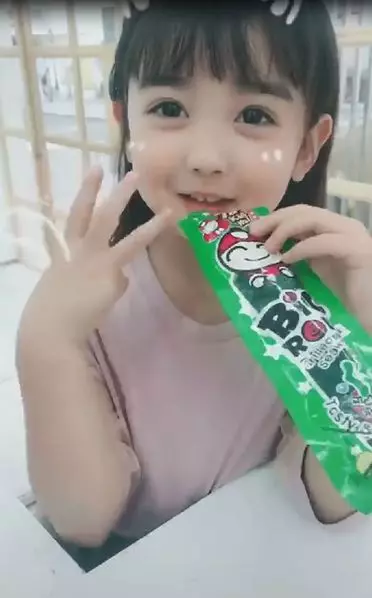 又想騙我生女兒!大眼小蘿莉「有好吃的就笑開懷」 吃完抬頭放電網融化:要吃什麼都買給你~
