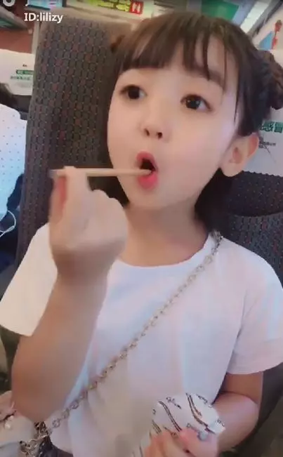 又想騙我生女兒!大眼小蘿莉「有好吃的就笑開懷」 吃完抬頭放電網融化:要吃什麼都買給你~