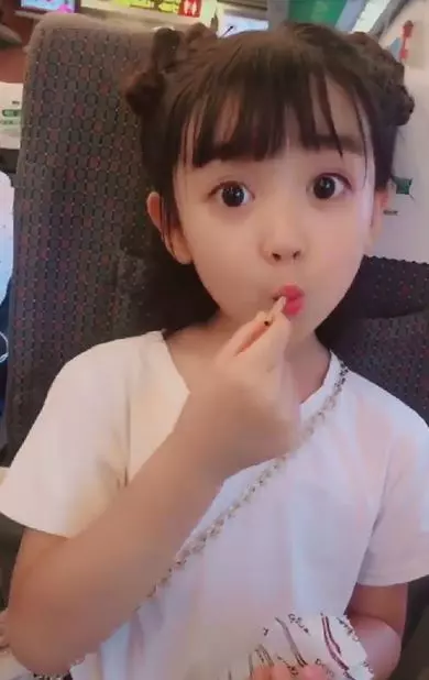 又想騙我生女兒!大眼小蘿莉「有好吃的就笑開懷」 吃完抬頭放電網融化:要吃什麼都買給你~
