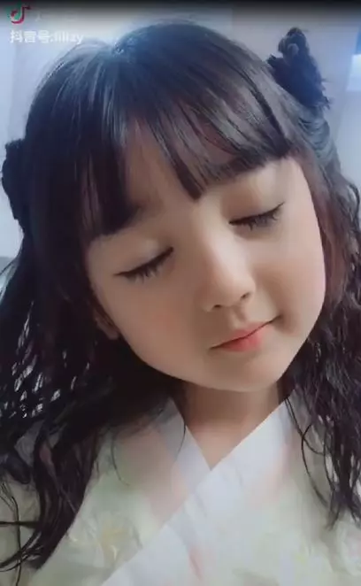又想騙我生女兒!大眼小蘿莉「有好吃的就笑開懷」 吃完抬頭放電網融化:要吃什麼都買給你~