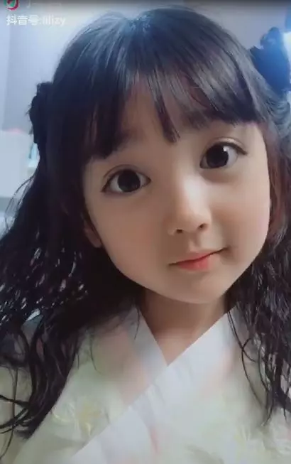 又想騙我生女兒!大眼小蘿莉「有好吃的就笑開懷」 吃完抬頭放電網融化:要吃什麼都買給你~