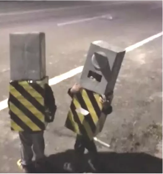 2萌娃站路邊「打扮成測速照相機」還具備閃光燈 騎士被拍嚇傻「回頭算帳」網全笑翻
