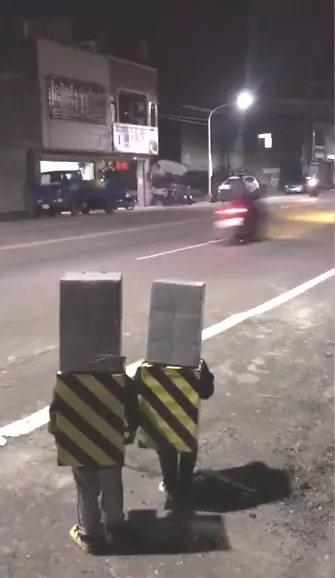 2萌娃站路邊「打扮成測速照相機」還具備閃光燈 騎士被拍嚇傻「回頭算帳」網全笑翻
