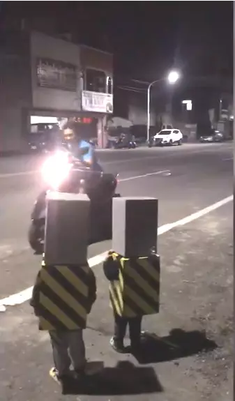 2萌娃站路邊「打扮成測速照相機」還具備閃光燈 騎士被拍嚇傻「回頭算帳」網全笑翻