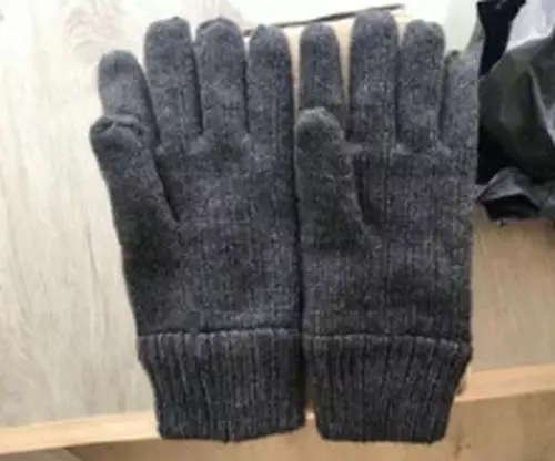 網拍買手套收到「兩隻都左手」怒投訴! 客服神回:「親~您手長反囉」附上照片全網笑到崩潰