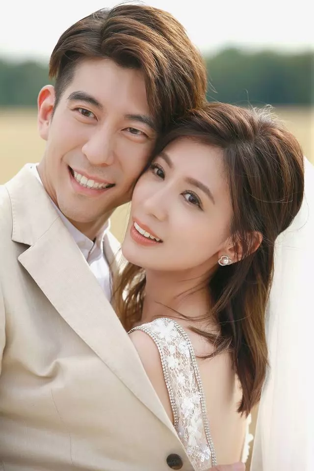 賈靜雯4套嫁衣!蕾絲滾邊「大秀深V美背」散發女王氣勢 最後「星空婚紗超美」讓尪整晚親不停