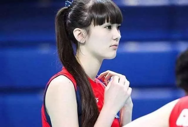 排球美少女「奇蹟天使變網紅臉」 詭異厚唇讓粉絲:還我清純妹子