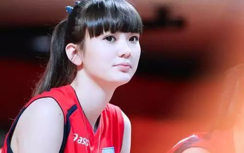 排球美少女「奇蹟天使變網紅臉」 詭異厚唇讓粉絲:還我清純妹子