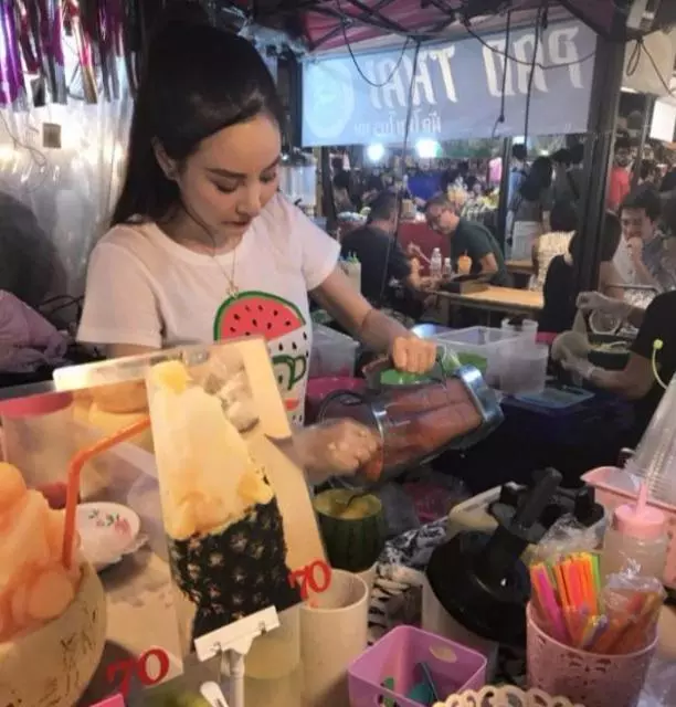 泰國水果西施走紅,膚白貌美,顧客大多都是為她而來的中國人