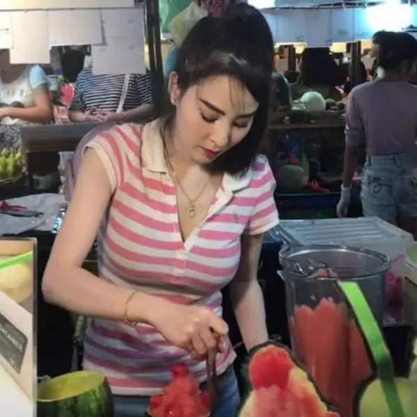 泰國水果西施走紅,膚白貌美,顧客大多都是為她而來的中國人