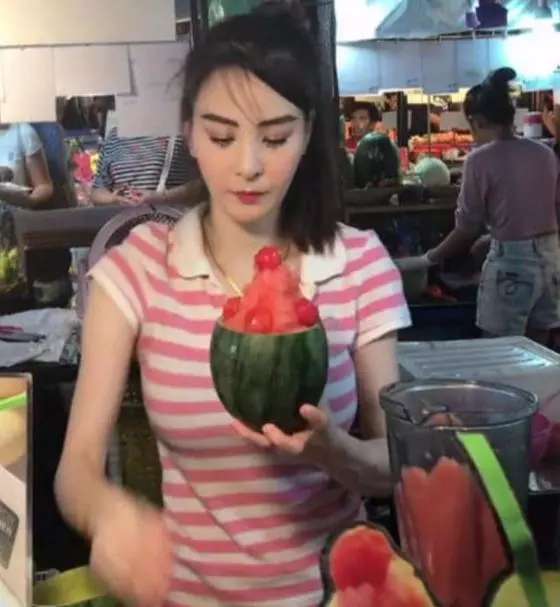 泰國水果西施走紅,膚白貌美,顧客大多都是為她而來的中國人